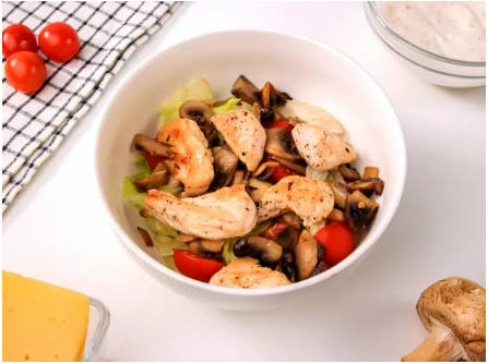 Горячий салат с курицей и грибами