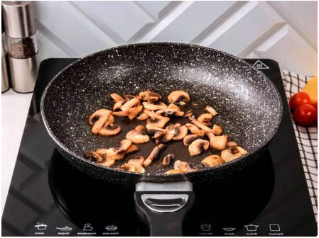 Горячий салат с курицей и грибами