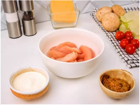 Горячий салат с курицей и грибами