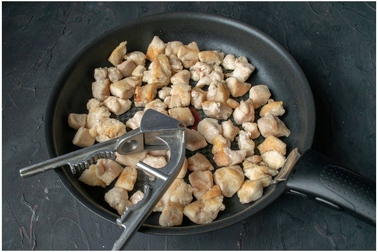 Горячий салат с курицей