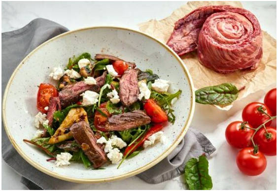 Горячий салат с говядиной и овощами