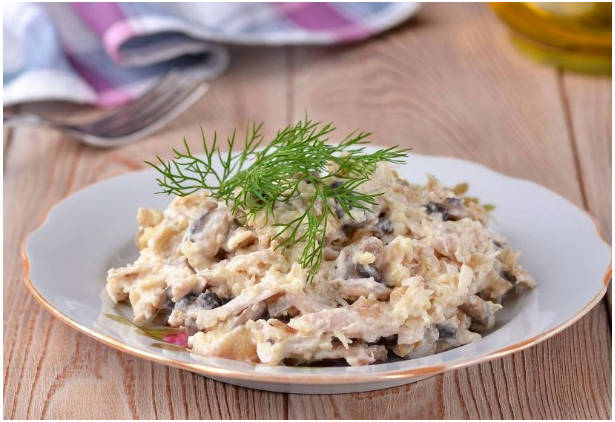 Грибной салат из шампиньонов с курицей