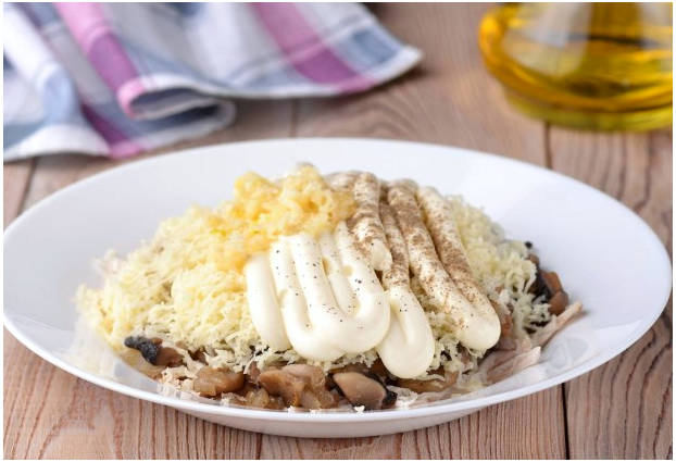 Грибной салат из шампиньонов с курицей