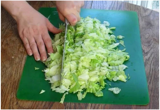 Греческий салат с креветками и сыром фета и маслинами