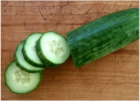 Греческий салат с креветками и сыром фета и маслинами