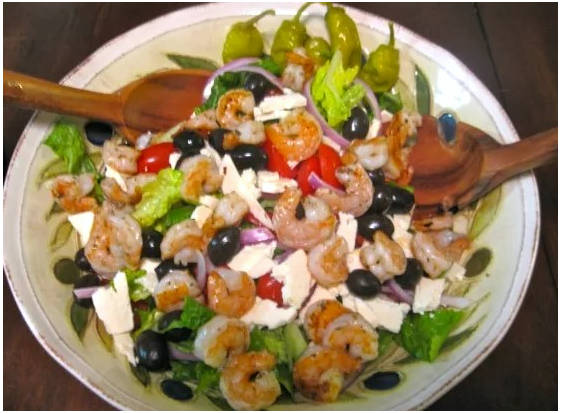 Греческий салат с креветками и сыром фета и маслинами
