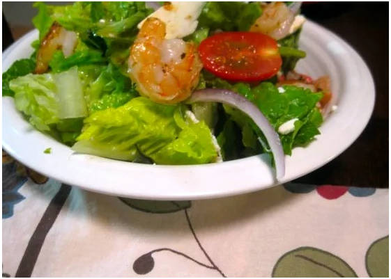 Греческий салат с креветками и сыром фета и маслинами