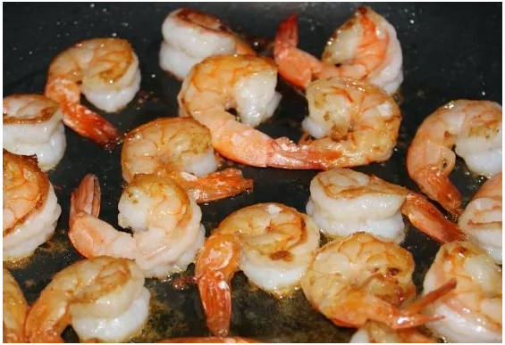 Греческий салат с креветками и сыром фета и маслинами