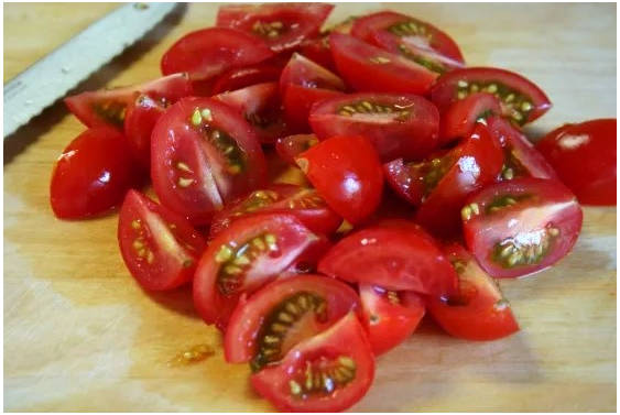 Греческий салат с креветками и сыром фета и маслинами