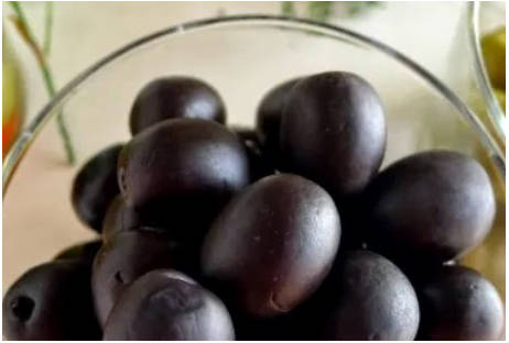 Греческий салат с креветками и сыром фета и маслинами