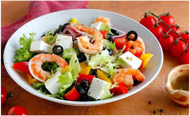 Греческий салат с креветками и сыром фета