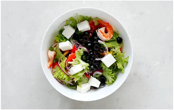 Греческий салат с креветками и сыром фета