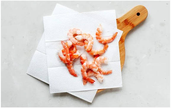 Греческий салат с креветками и сыром фета