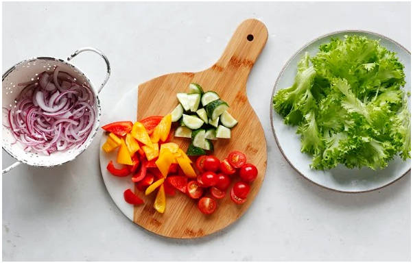 Греческий салат с креветками и сыром фета