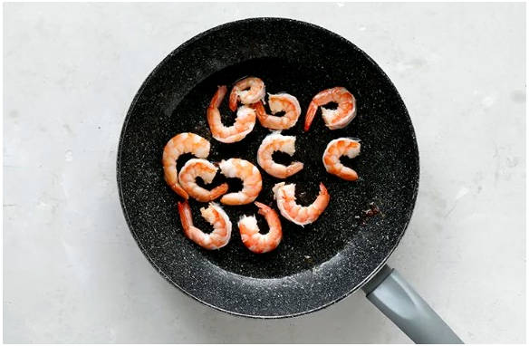 Греческий салат с креветками и сыром фета