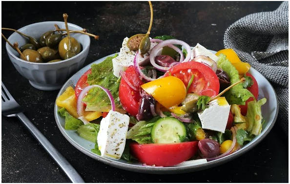 Греческий салат с каперсами