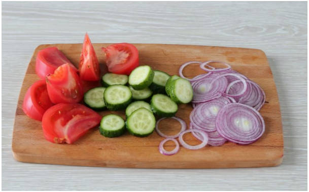 Греческий салат с каперсами