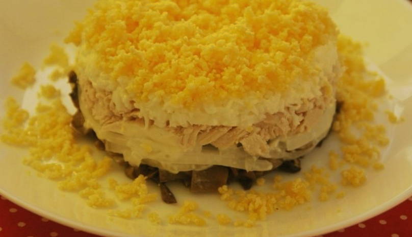 Салат «Мужской каприз» с курицей и грибами Салат «Мужской каприз» с курицей и грибами