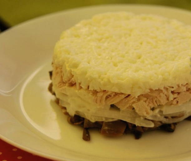 Салат «Мужской каприз» с курицей и грибами Салат «Мужской каприз» с курицей и грибами