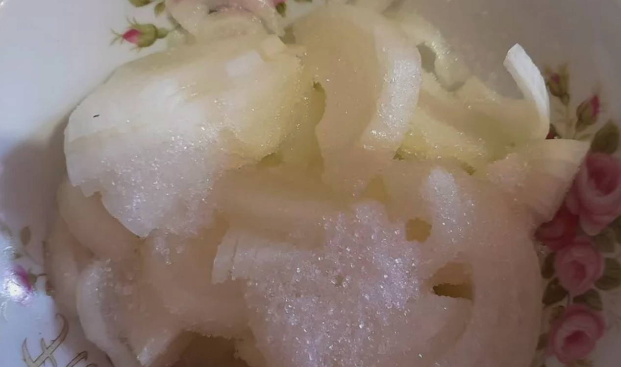 Салат «Мужской каприз» с говядиной и маринованным луком Салат «Мужской каприз» с говядиной и маринованным луком