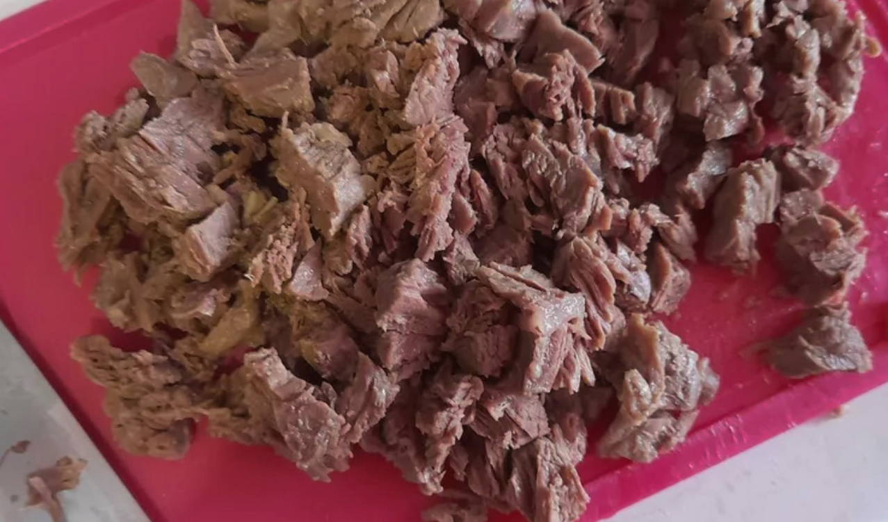 Салат «Мужской каприз» с говядиной и маринованным луком Салат «Мужской каприз» с говядиной и маринованным луком
