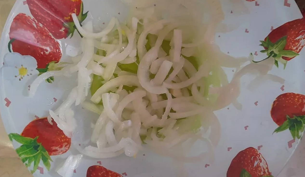 Салат «Мужской каприз» с говядиной и маринованным луком Салат «Мужской каприз» с говядиной и маринованным луком