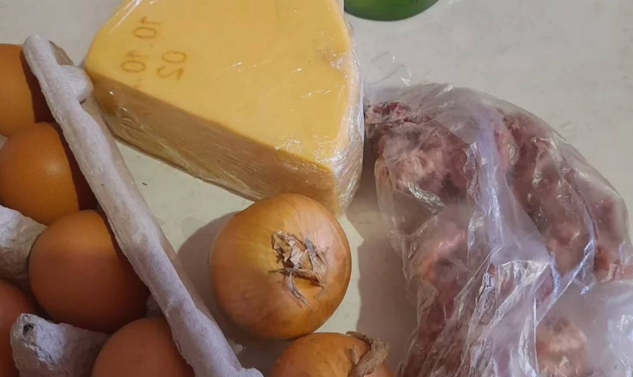Салат «Мужской каприз» с говядиной и маринованным луком Салат «Мужской каприз» с говядиной и маринованным луком