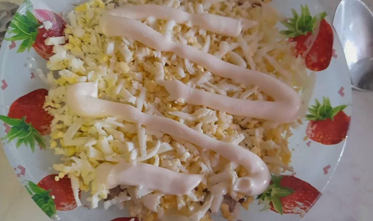 Салат «Мужской каприз» с говядиной и маринованным луком Салат «Мужской каприз» с говядиной и маринованным луком