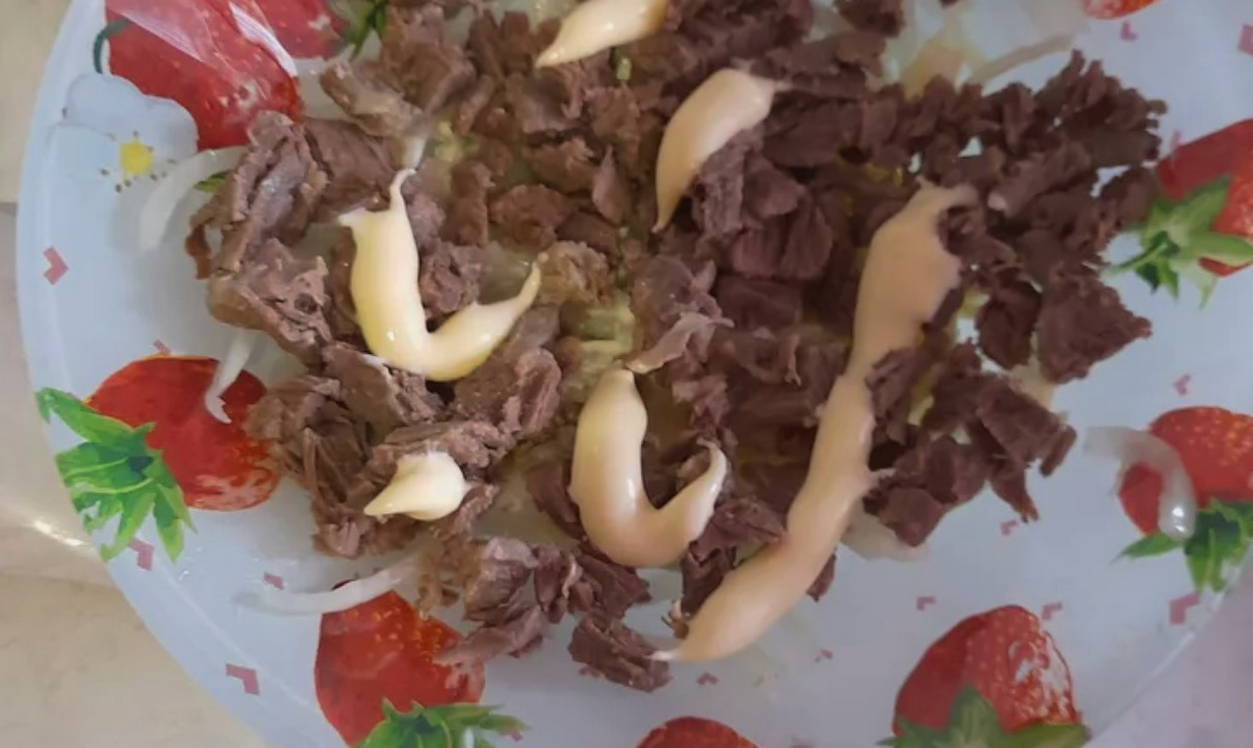 Салат «Мужской каприз» с говядиной и маринованным луком Салат «Мужской каприз» с говядиной и маринованным луком