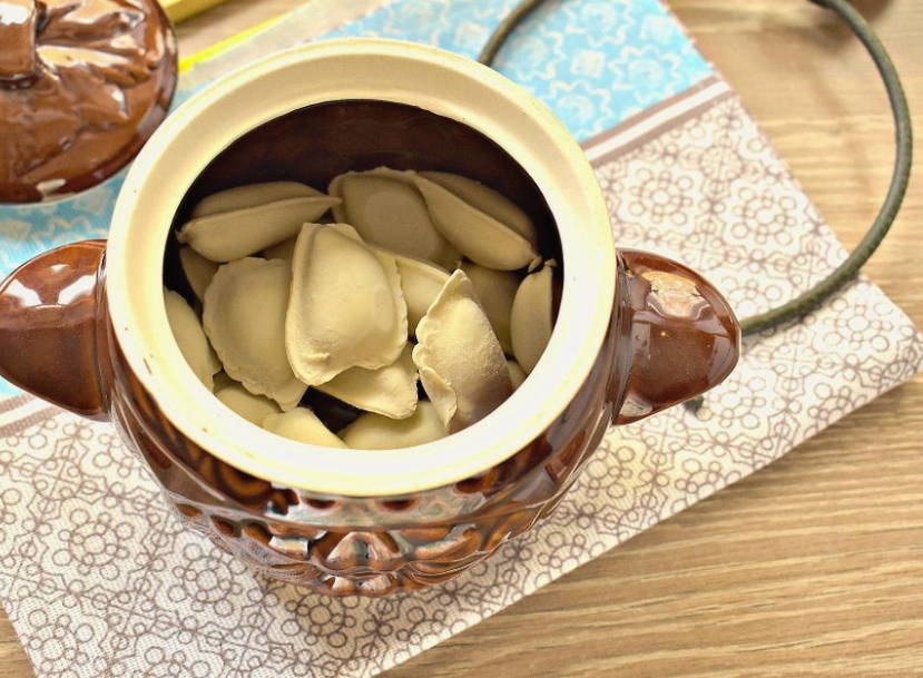 Пельмени с бульоном в горшочках в духовке