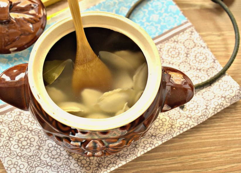 Пельмени с бульоном в горшочках в духовке