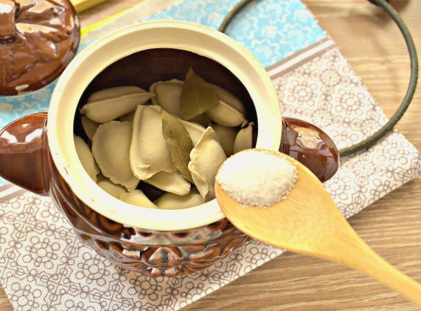 Пельмени с бульоном в горшочках в духовке