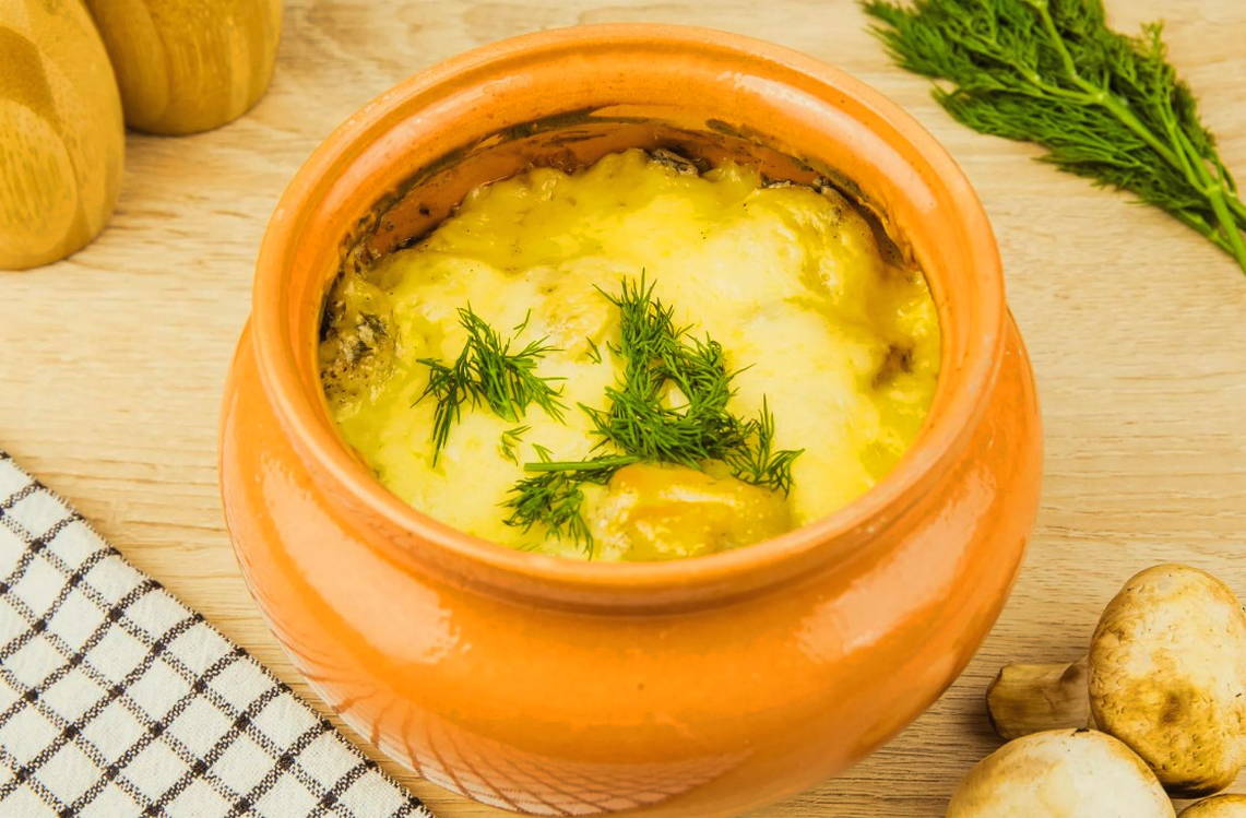 Пельмени с сыром, сметаной и грибами в горшочках в духовке