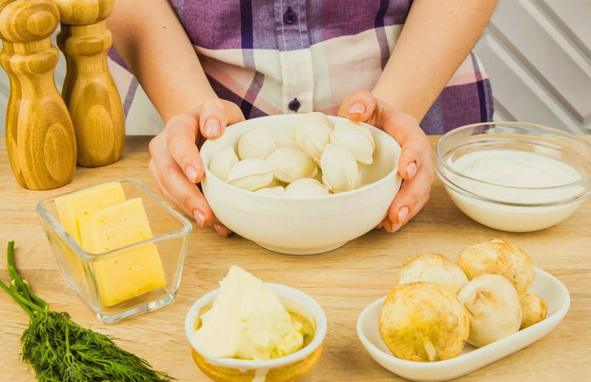 Пельмени с сыром, сметаной и грибами в горшочках в духовке