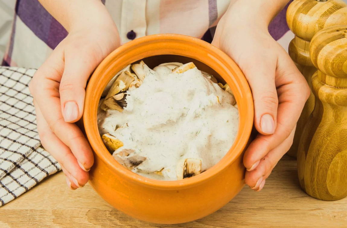 Пельмени с сыром, сметаной и грибами в горшочках в духовке