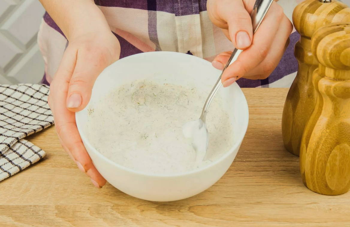Пельмени с сыром, сметаной и грибами в горшочках в духовке