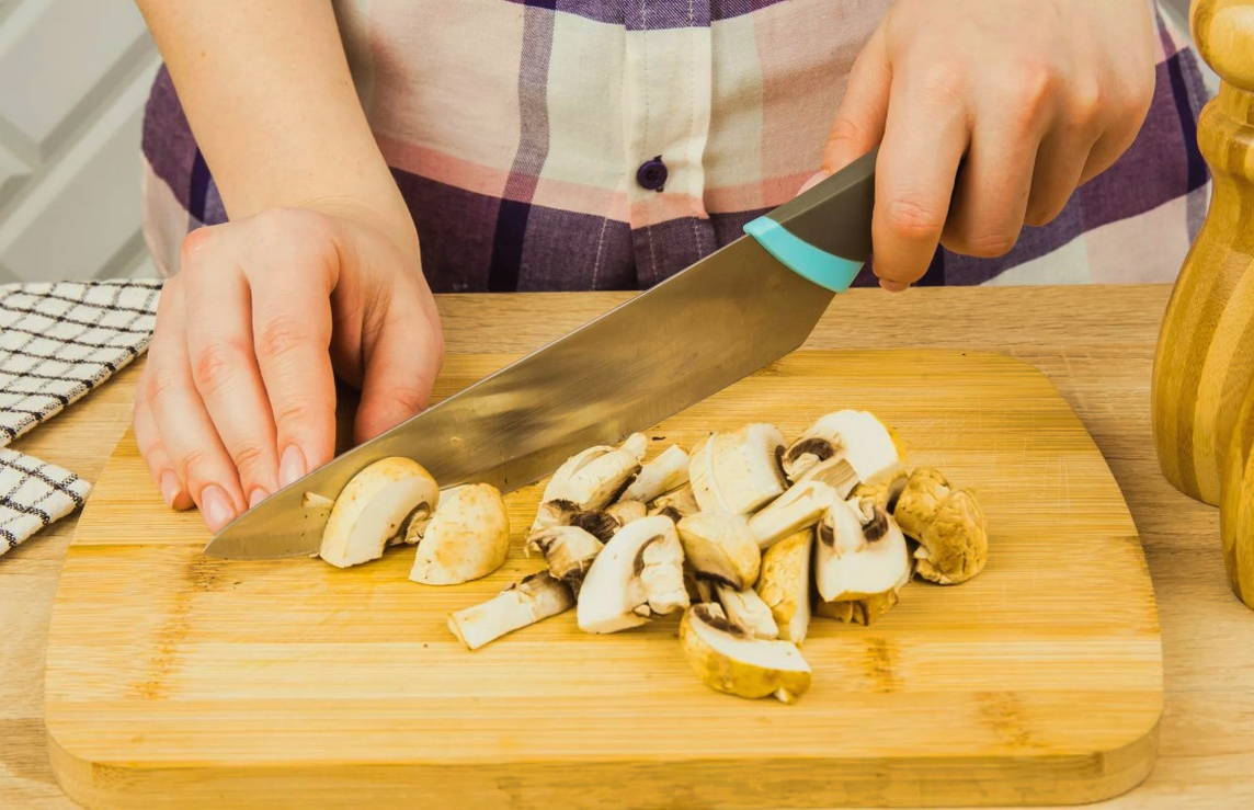 Пельмени с сыром, сметаной и грибами в горшочках в духовке
