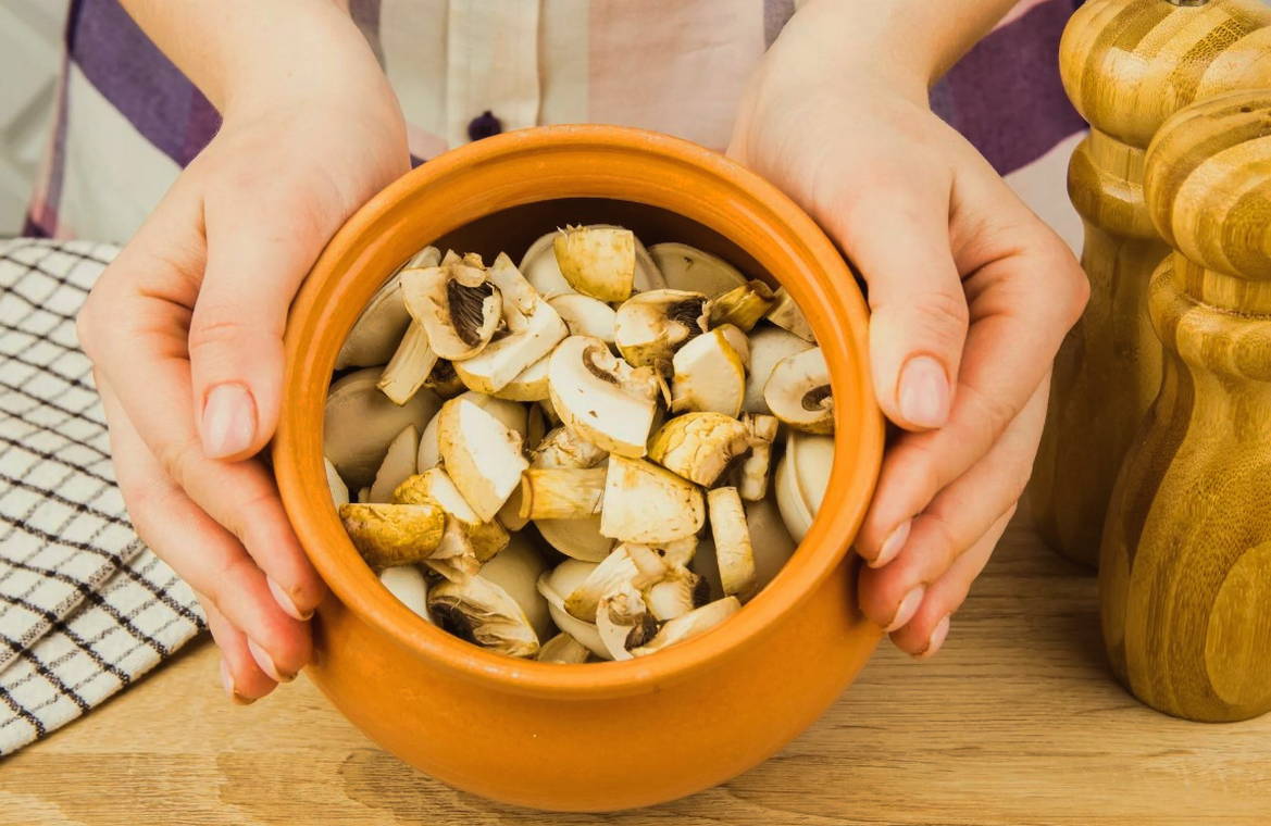 Пельмени с сыром, сметаной и грибами в горшочках в духовке