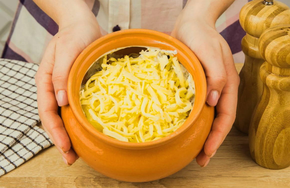 Пельмени с сыром, сметаной и грибами в горшочках в духовке
