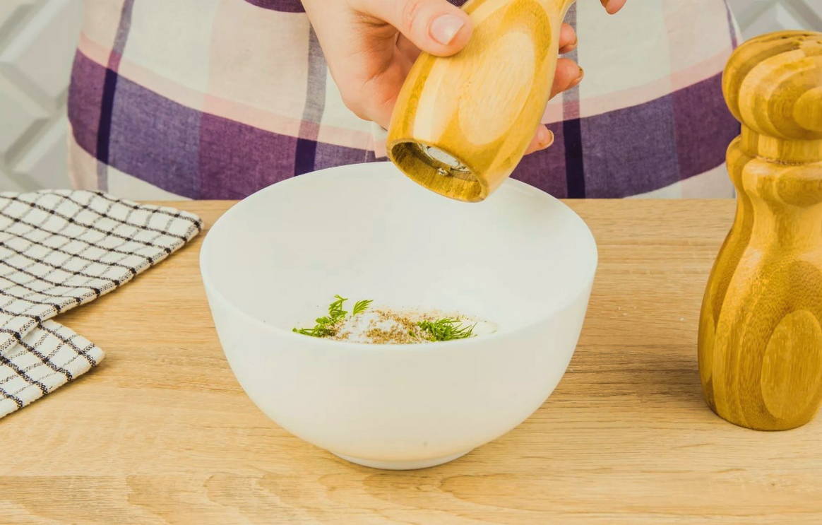 Пельмени с сыром, сметаной и грибами в горшочках в духовке
