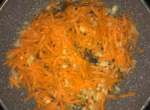 Капустные котлеты из сырой капусты с яйцом и луком на сковороде