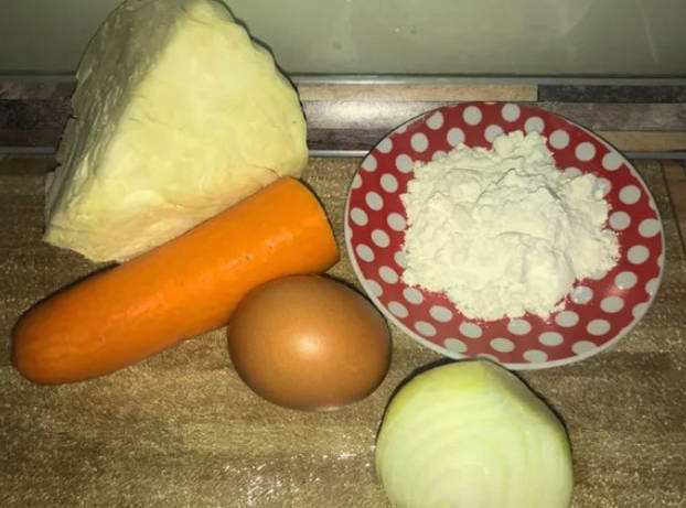 Капустные котлеты из сырой капусты с яйцом и луком на сковороде