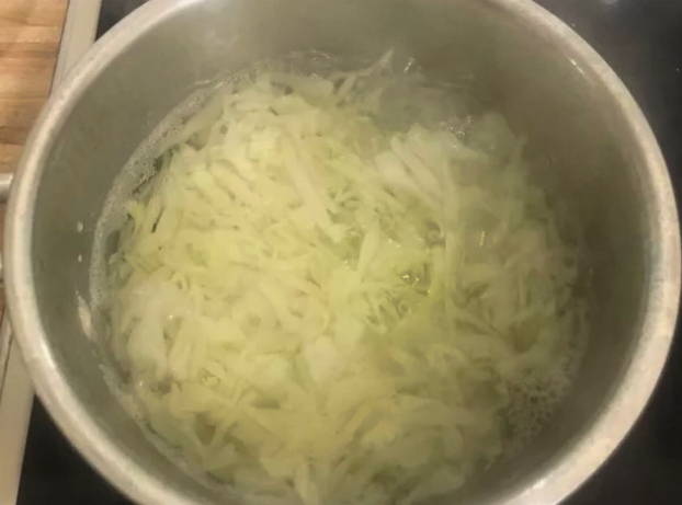 Капустные котлеты из сырой капусты с яйцом и луком на сковороде