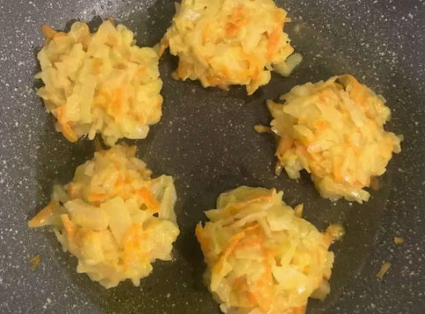 Капустные котлеты из сырой капусты с яйцом и луком на сковороде