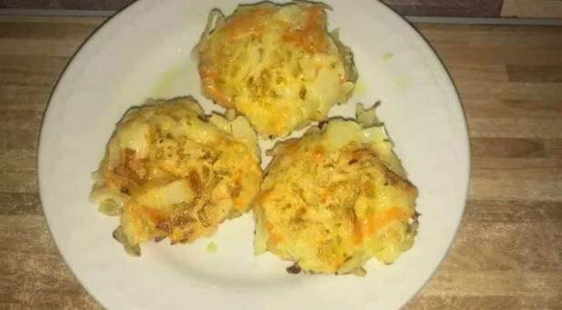 Капустные котлеты из сырой капусты с яйцом и луком на сковороде