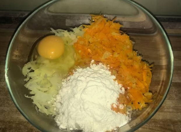 Капустные котлеты из сырой капусты с яйцом и луком на сковороде