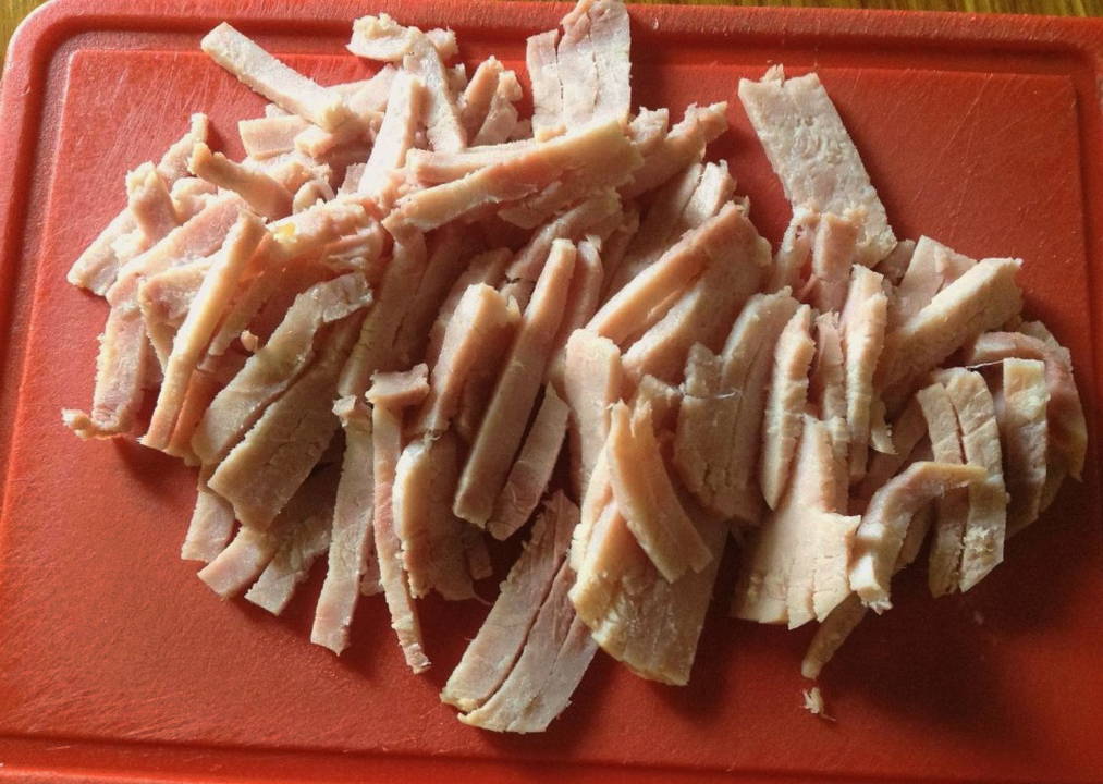 Немецкий салат с фасолью и ветчиной, и болгарским перцем