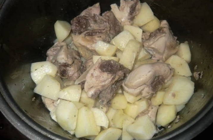 Тушеная картошка с курицей в мультиварке Редмонд