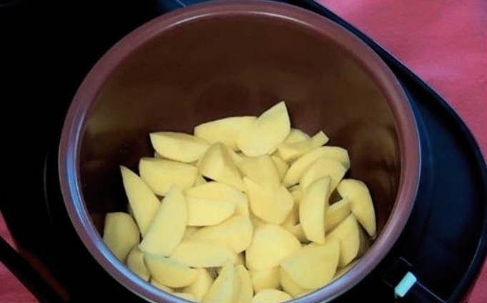 Тушеная картошка с курицей в мультиварке Редмонд