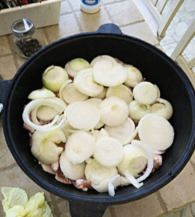 Мясо с овощами в собственном соку в казане